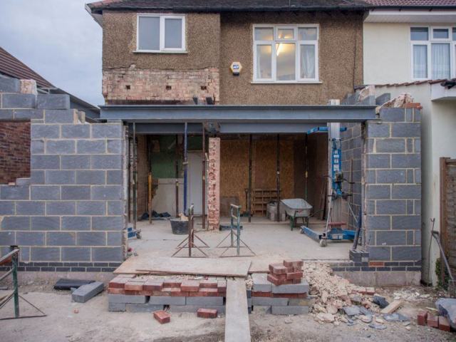 Photo d'illustration : une maison en rénovation avec un échafaudage
