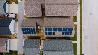 Installation photovoltaïque raccordée au réseau de distribution Panneaux solaires posés sur la toiture d'une maison individuelle
