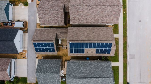Installation photovoltaïque raccordée au réseau de distribution Panneaux solaires posés sur la toiture d'une maison individuelle