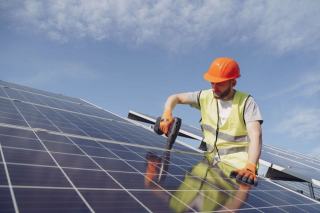 Panneaux solaires entreprise : financement et autoconsommation