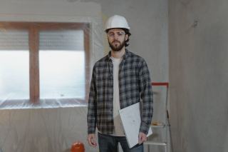 Pose d'un isolant sous rampant lors de travaux de rénovation énergétique